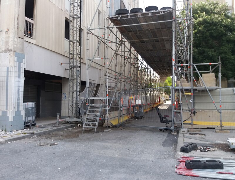 Marseille : démolition par grignotage de la tour K de la cité de la Castellane